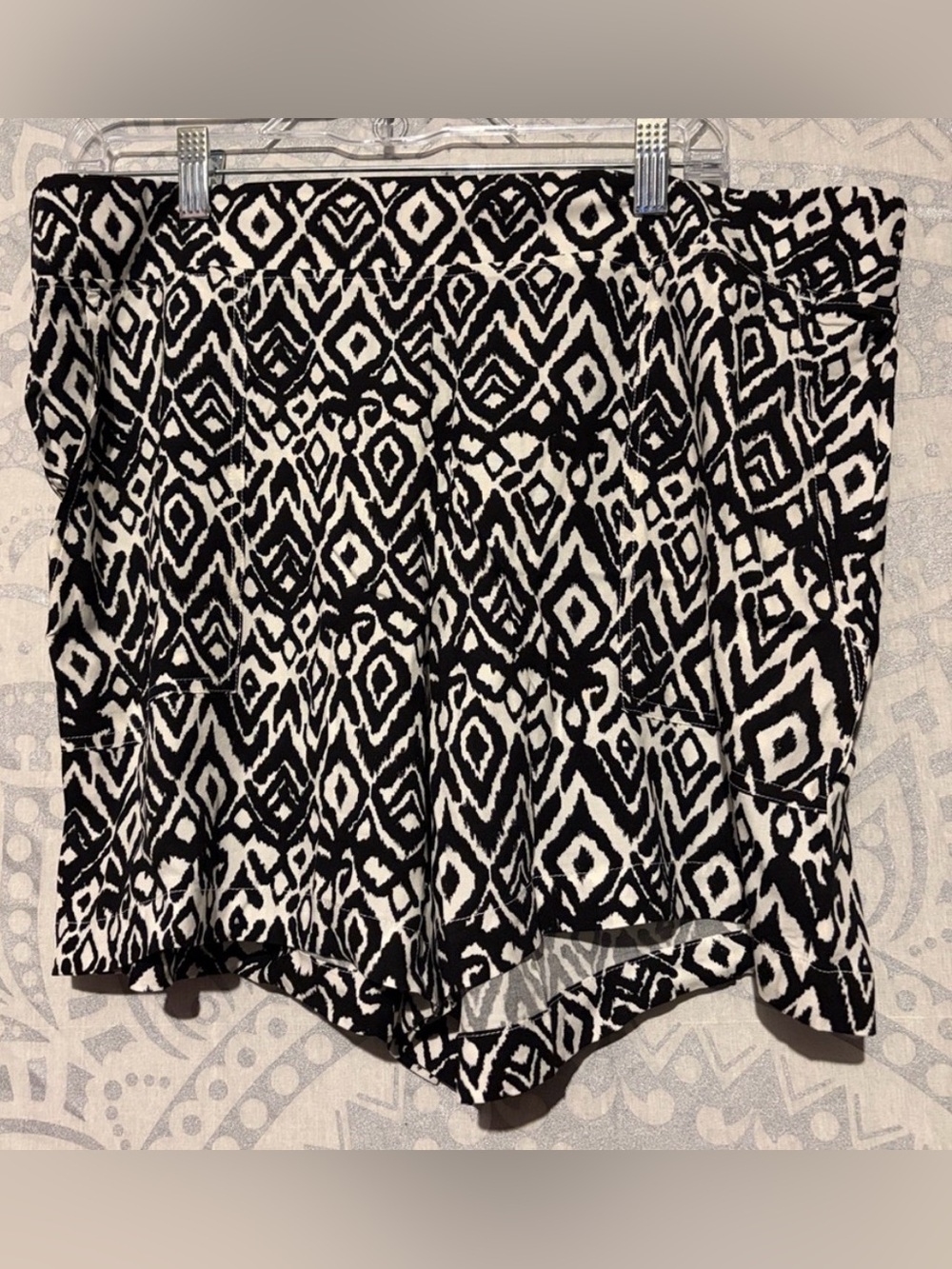 ✨ NWT Wildfox Black & White Geometric Print Shorts | XL | 5" Inseam 🖤